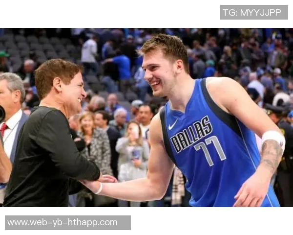 东契奇训练时单脚投三分球10米远险些命中引发里夫斯惊叹