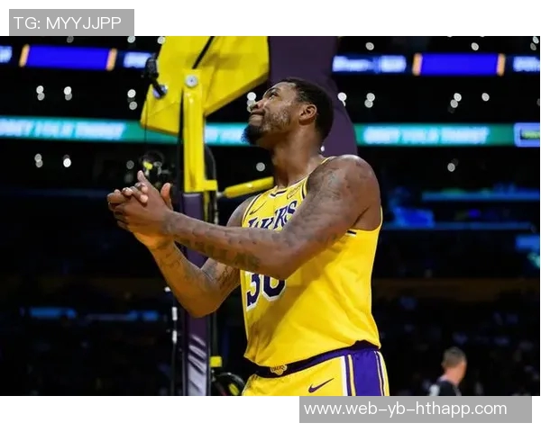 湖人训练场景曝光斯玛特紧逼八村里夫斯全力防守展现球队默契